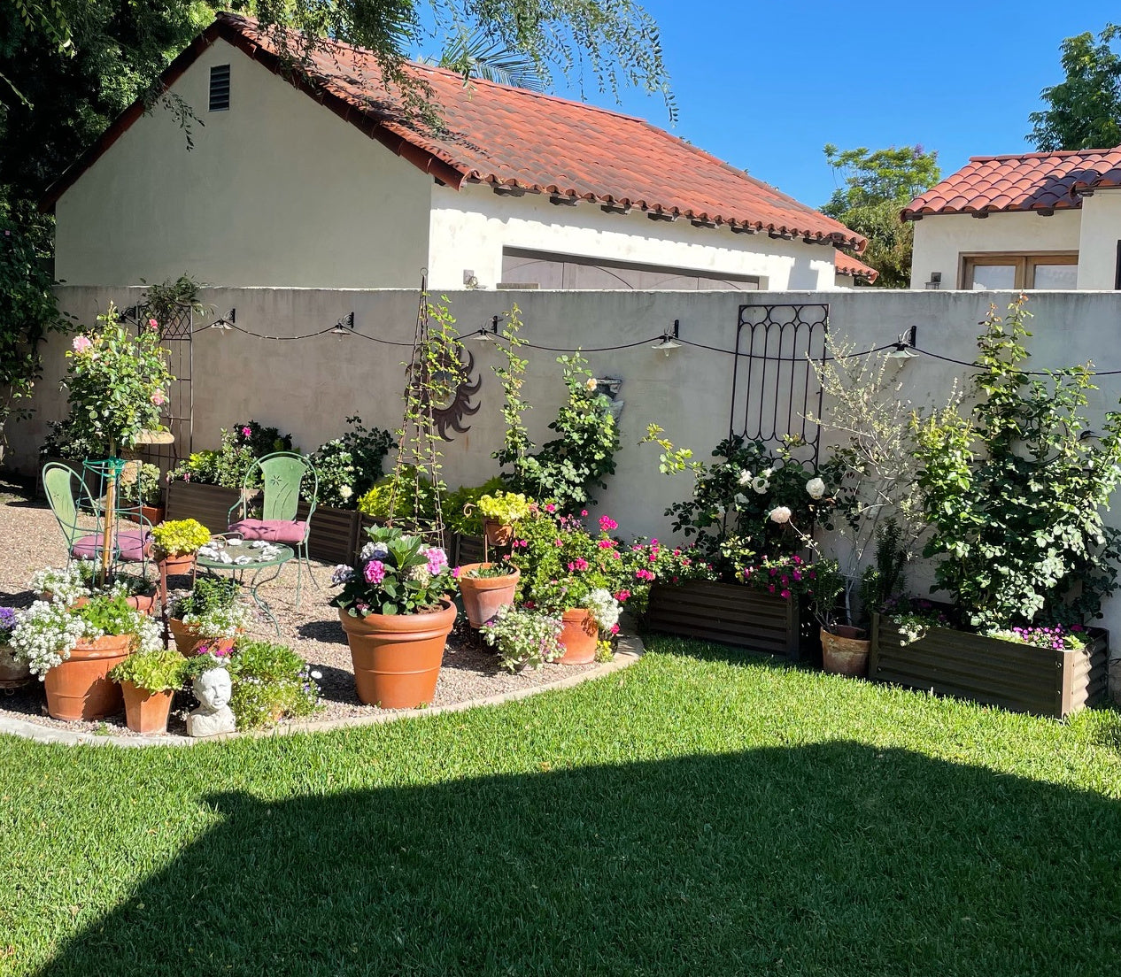 huerto garden beds along wall