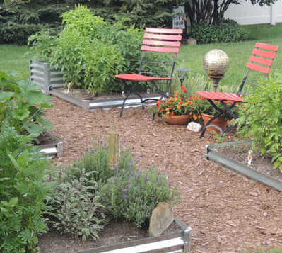 Low cuadra garden bed in peaceful scene